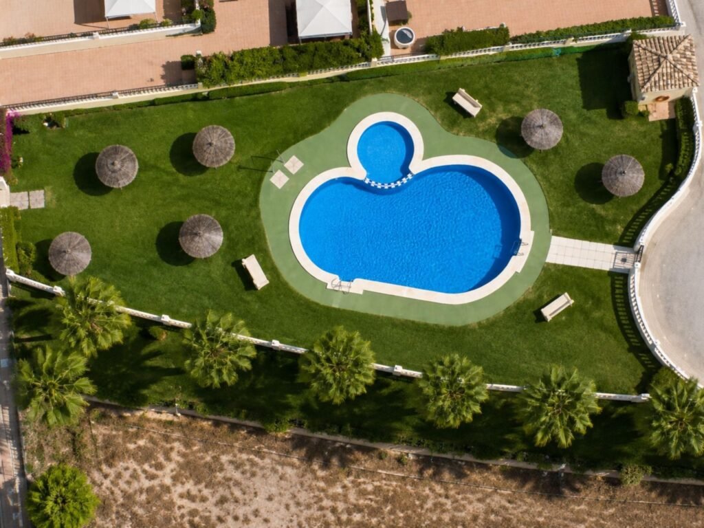 Koti ja yhteinen uima-allas – Lomas de Cabo Roig