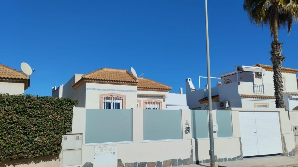 Remontoitu huvila omalla uima-altaalla ja merinäköalalla Torreviejassa