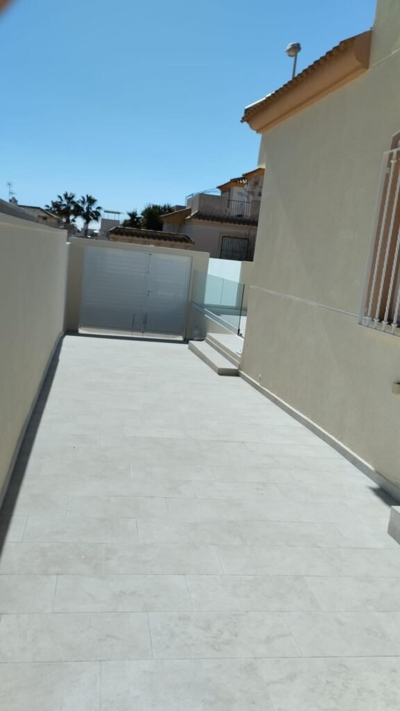 Remontoitu huvila omalla uima-altaalla ja merinäköalalla Torreviejassa