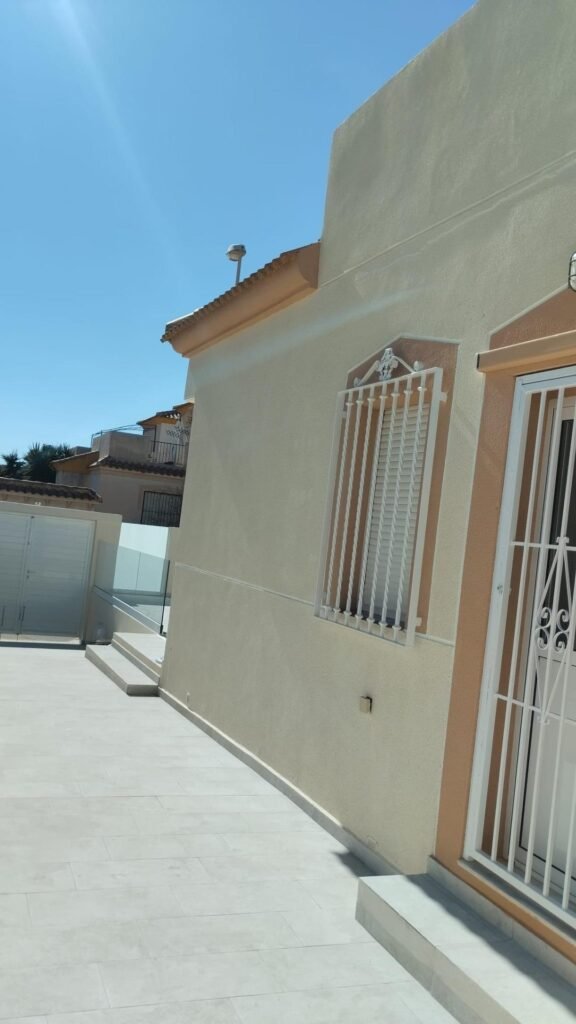 Remontoitu huvila omalla uima-altaalla ja merinäköalalla Torreviejassa