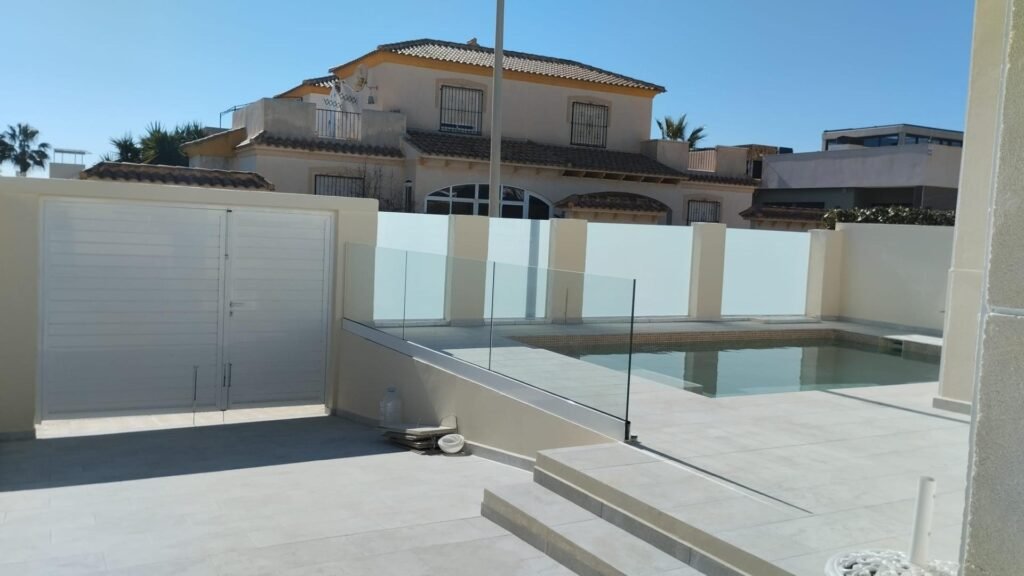 Remontoitu huvila omalla uima-altaalla ja merinäköalalla Torreviejassa