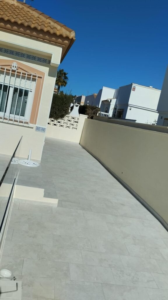Remontoitu huvila omalla uima-altaalla ja merinäköalalla Torreviejassa
