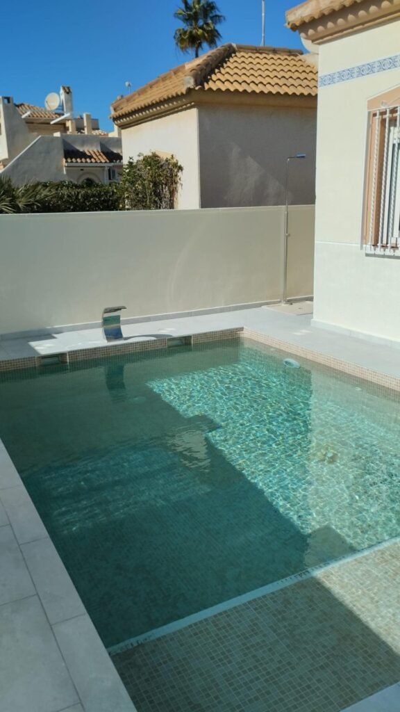 Remontoitu huvila omalla uima-altaalla ja merinäköalalla Torreviejassa