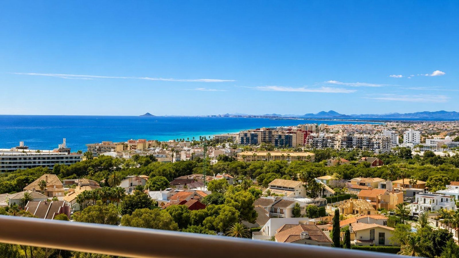 Koti ja yhteinen uima-allas – Campoamor