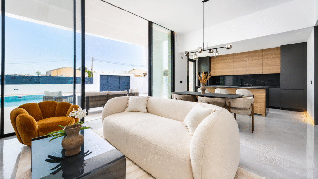 Sunrise Hills – Moderni huvila omalla uima-altaalla Los Balconesissa