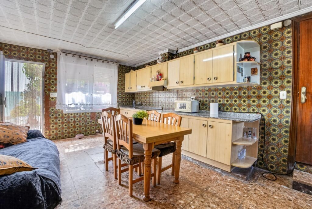 Remontoitava maalaistalo Desamparadosissa