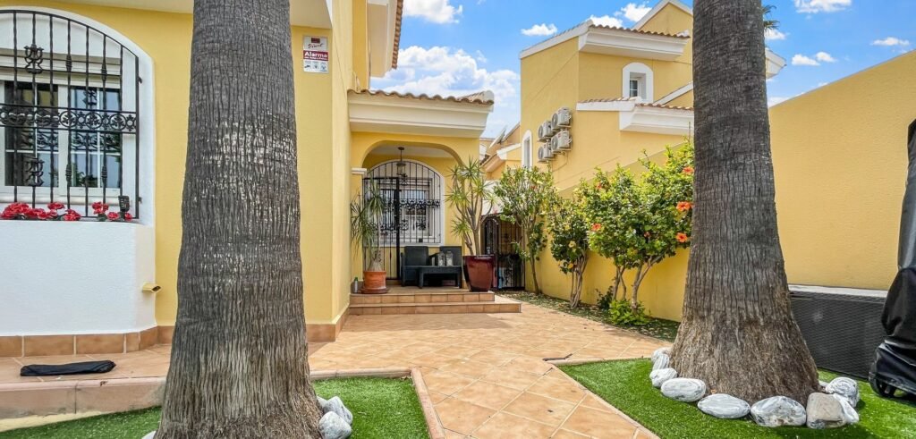 Brīvstāvoša villa ar privāto baseinu Los Dolses