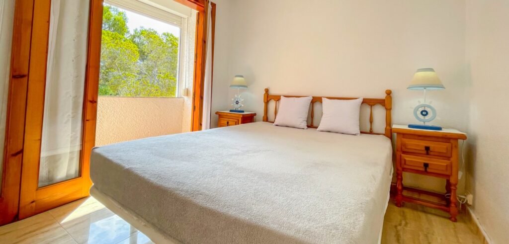 Radhus med terrass nära Cala La Mosca