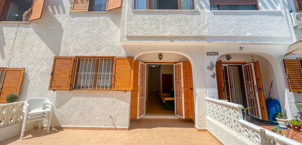 Rindu māja ar terasi pie Playa Flamenca