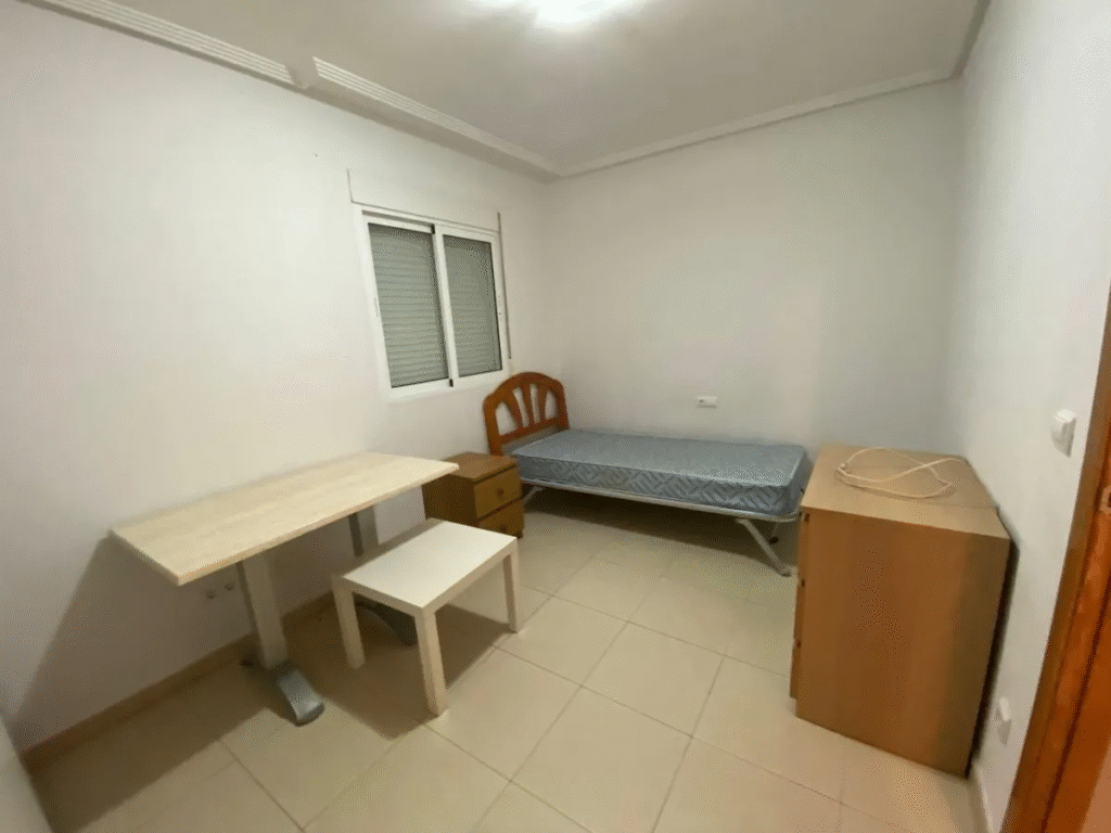 Plašs mājoklis ar kopīgu baseinu – Redován