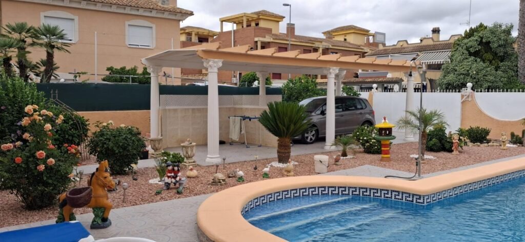 Spacious villa with a private pool – Benferri