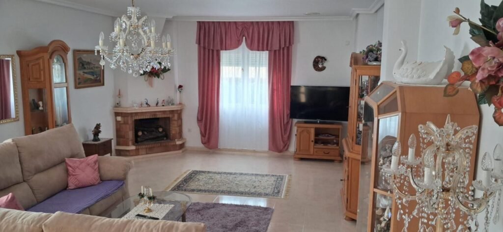Spacious villa with a private pool – Benferri