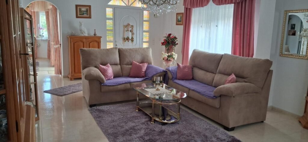 Spacious villa with a private pool – Benferri