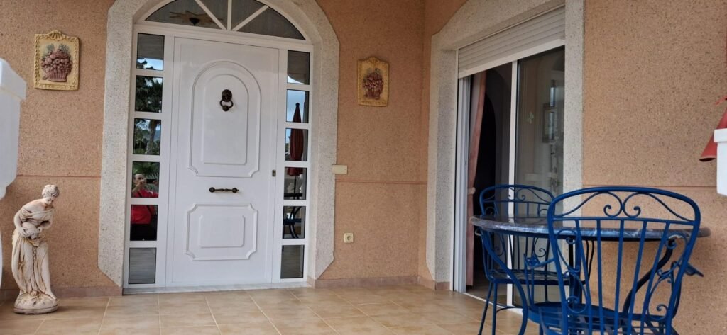 Spacious villa with a private pool – Benferri