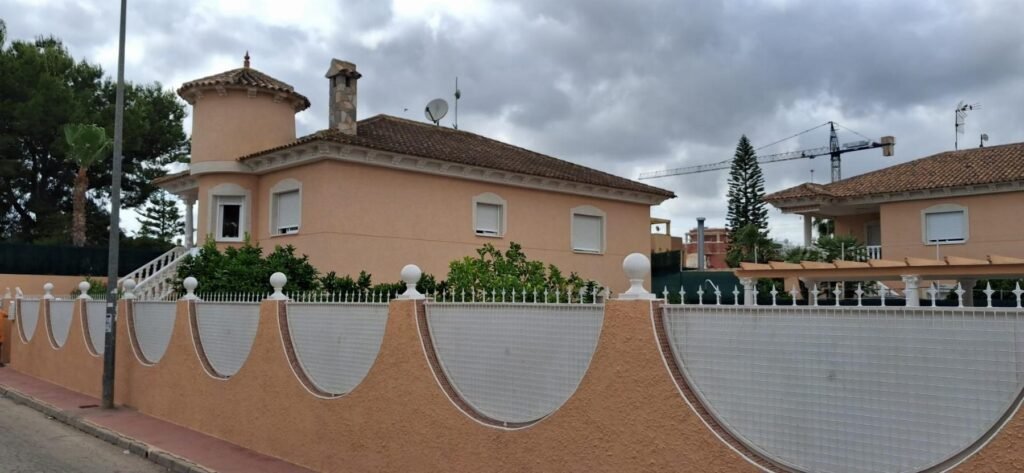 Spacious villa with a private pool – Benferri