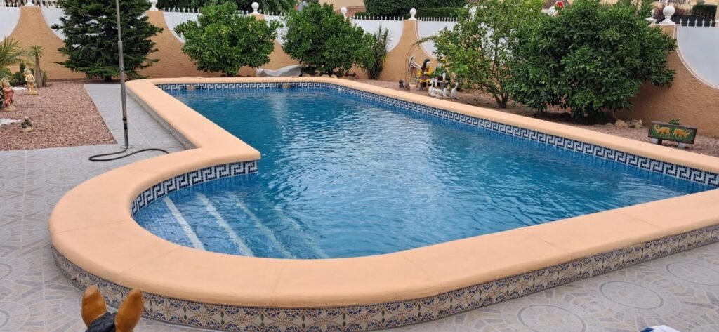 Spacious villa with a private pool – Benferri