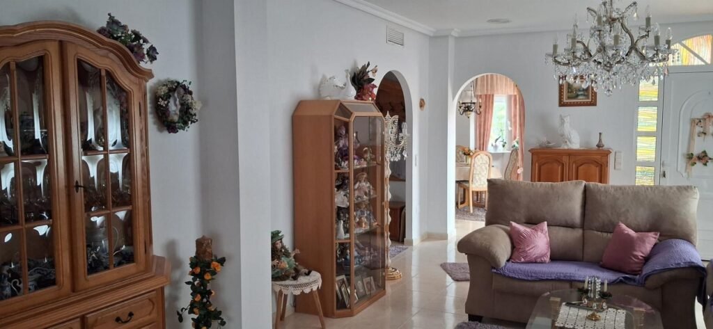 Spacious villa with a private pool – Benferri