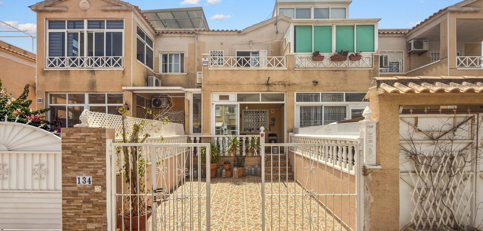 A townhouse with pool access in Torrevieja