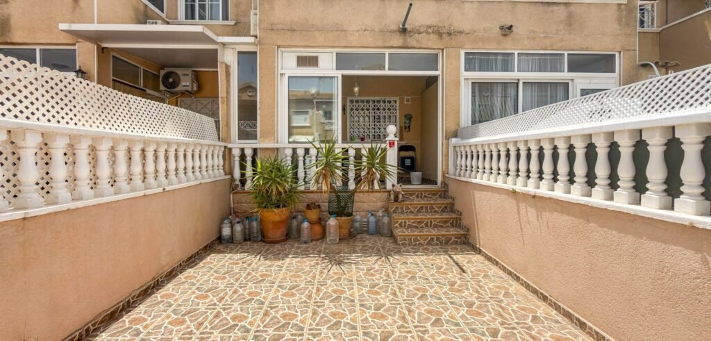 Dom szeregowy z dostępem do basenu w Torrevieja