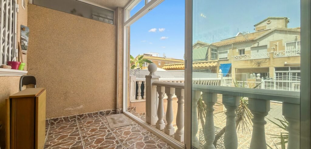 Dom szeregowy z dostępem do basenu w Torrevieja