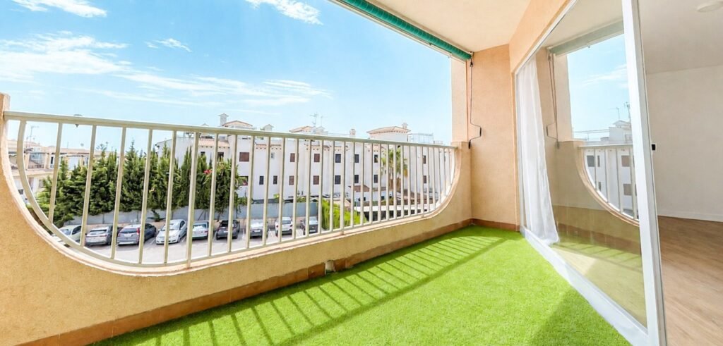 Gerenoveerd appartement bij zwembad Cabo Roig