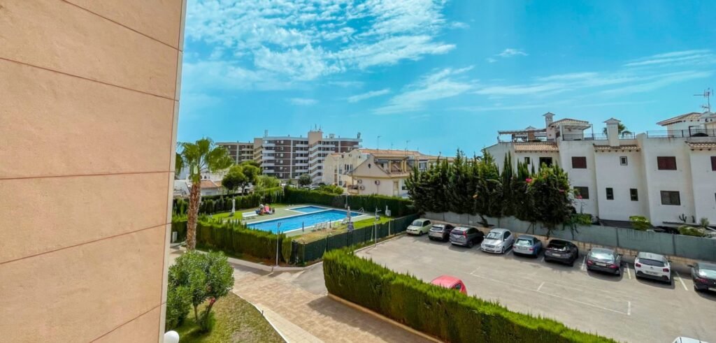 Gerenoveerd appartement bij zwembad Cabo Roig