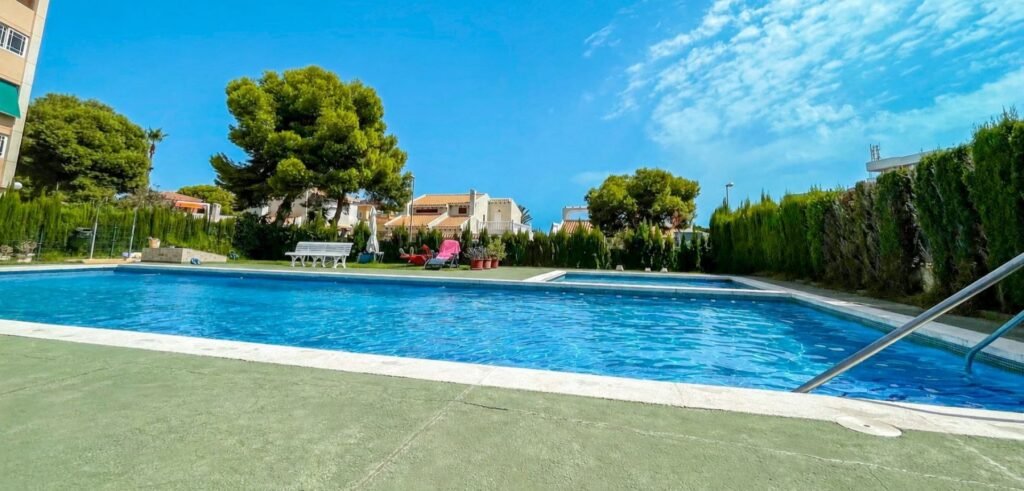 Gerenoveerd appartement bij zwembad Cabo Roig