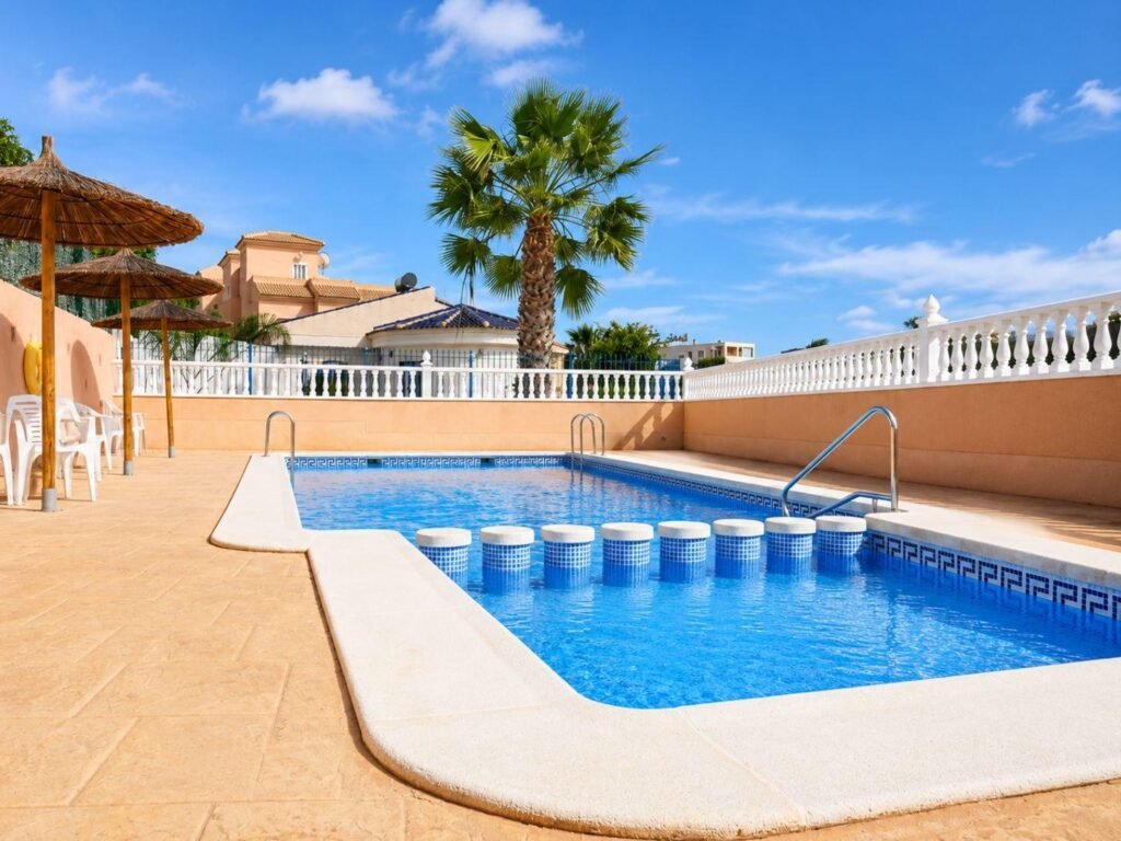 Koti ja yhteinen uima-allas – La Zenia