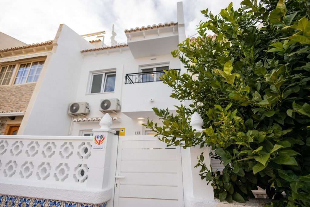Remontoitu rivitalokoti Los Balconesissa