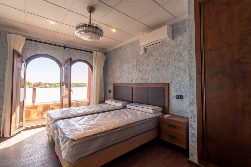 Tilava huvila La Zenian rannan tuntumassa