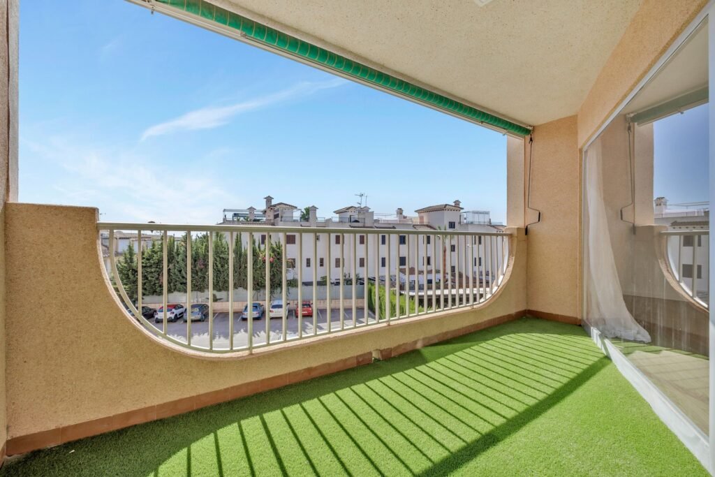 Allasnäkymät Cabo Roigin terassikodista