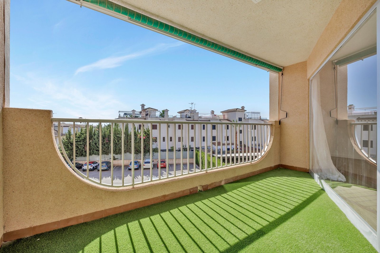 Allasnäkymät Cabo Roigin terassikodista