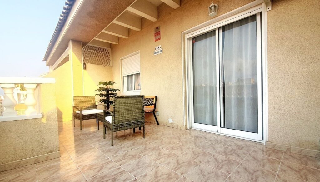 Kattohuoneisto Torreviejan keskustassa