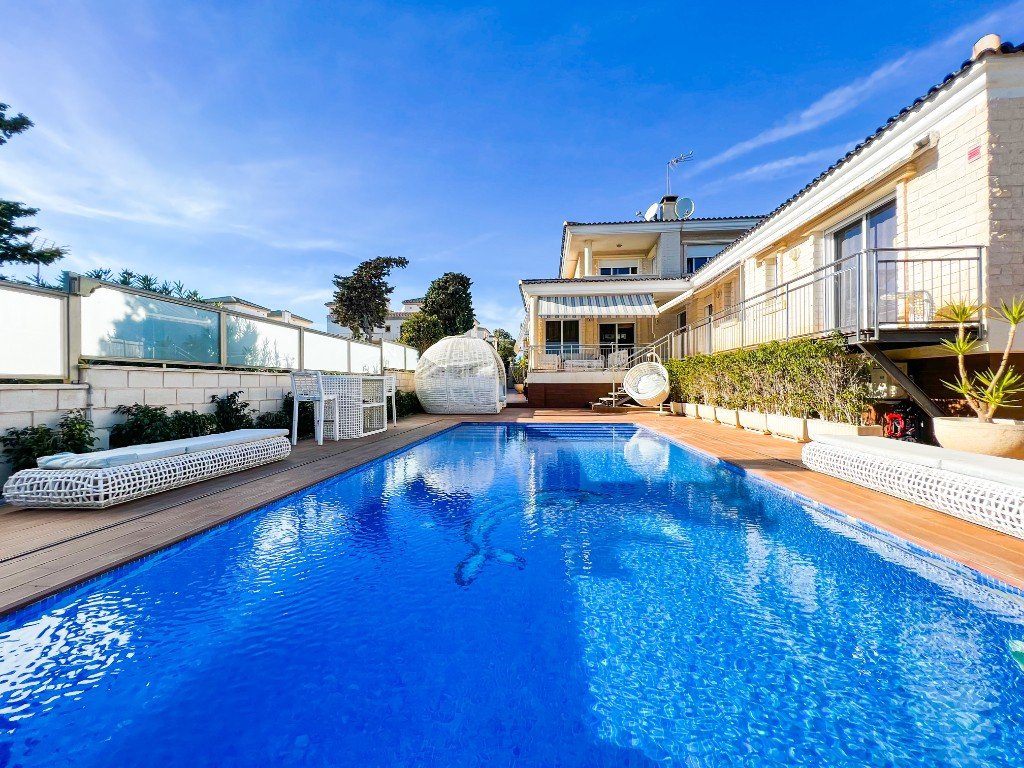 Plaša villa ar privātu baseinu – La Mata