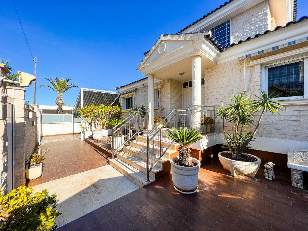 Plaša villa ar privātu baseinu – La Mata