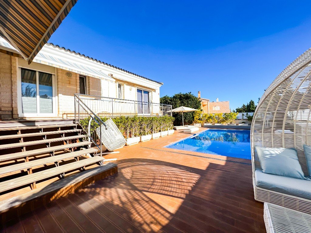 Plaša villa ar privātu baseinu – La Mata