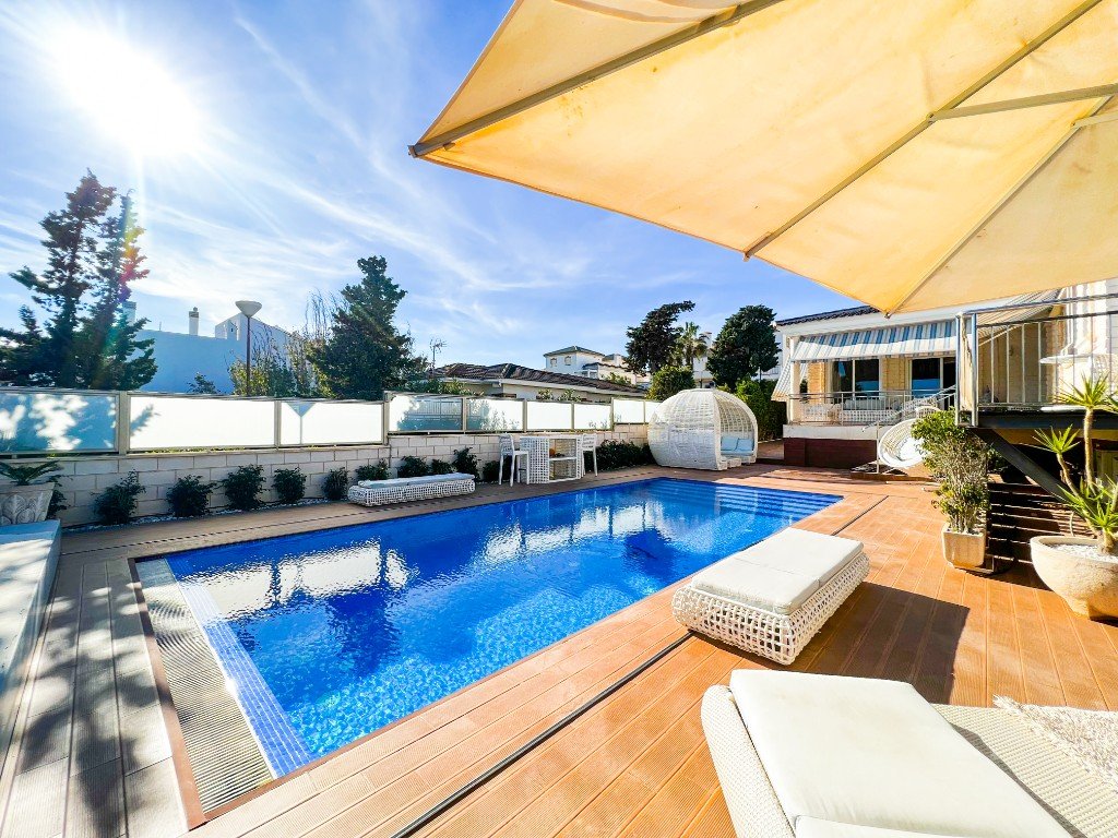 Plaša villa ar privātu baseinu – La Mata
