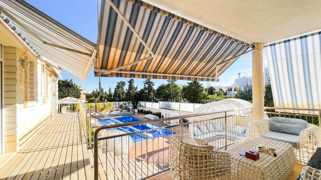 Plaša villa ar privātu baseinu – La Mata