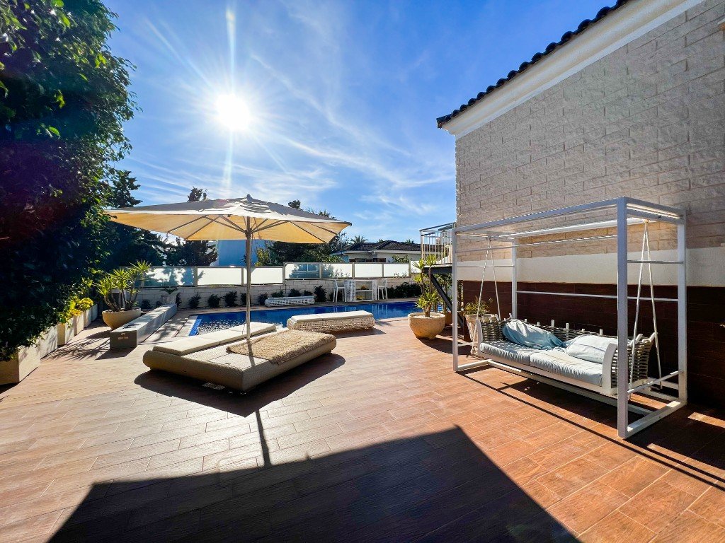 Plaša villa ar privātu baseinu – La Mata