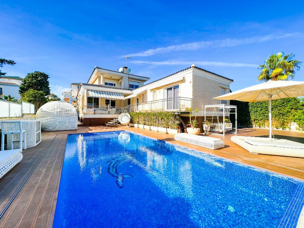 Plaša villa ar privātu baseinu – La Mata