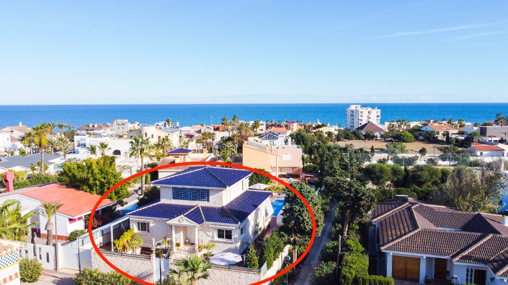 Romslig villa med privat basseng – La Mata