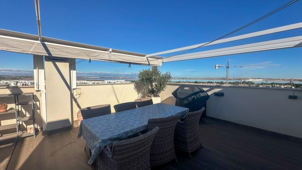 Ylimmän kerroksen bungalow omalla kattoterassilla Los Balconesissa