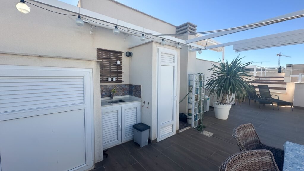 Ylimmän kerroksen bungalow omalla kattoterassilla Los Balconesissa