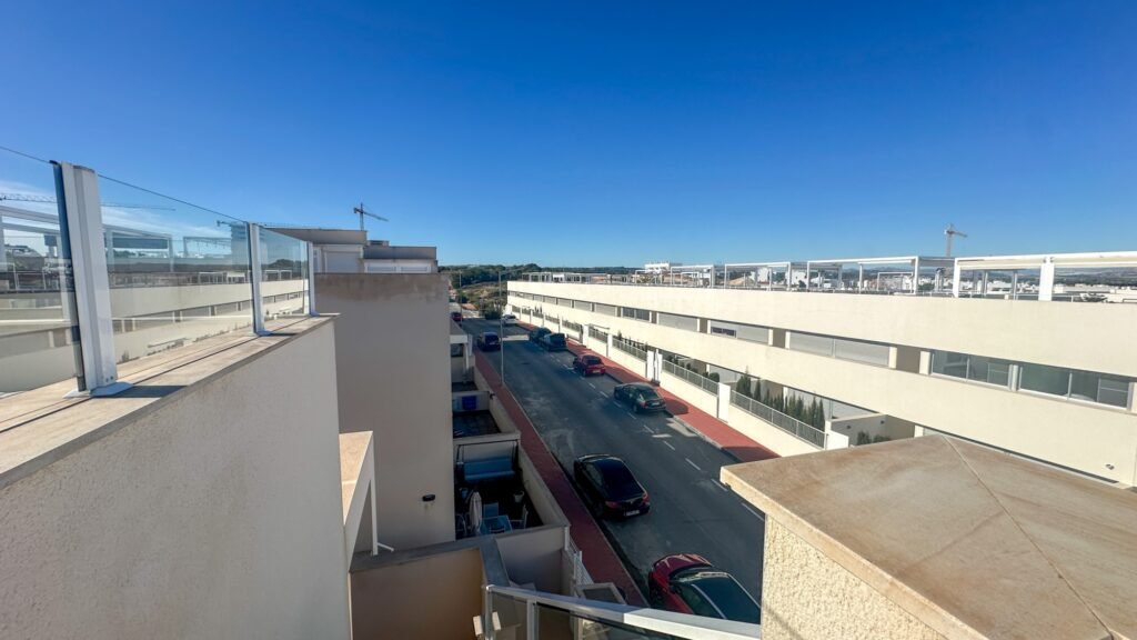 Ylimmän kerroksen bungalow omalla kattoterassilla Los Balconesissa