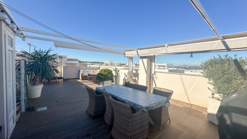 Ylimmän kerroksen bungalow omalla kattoterassilla Los Balconesissa