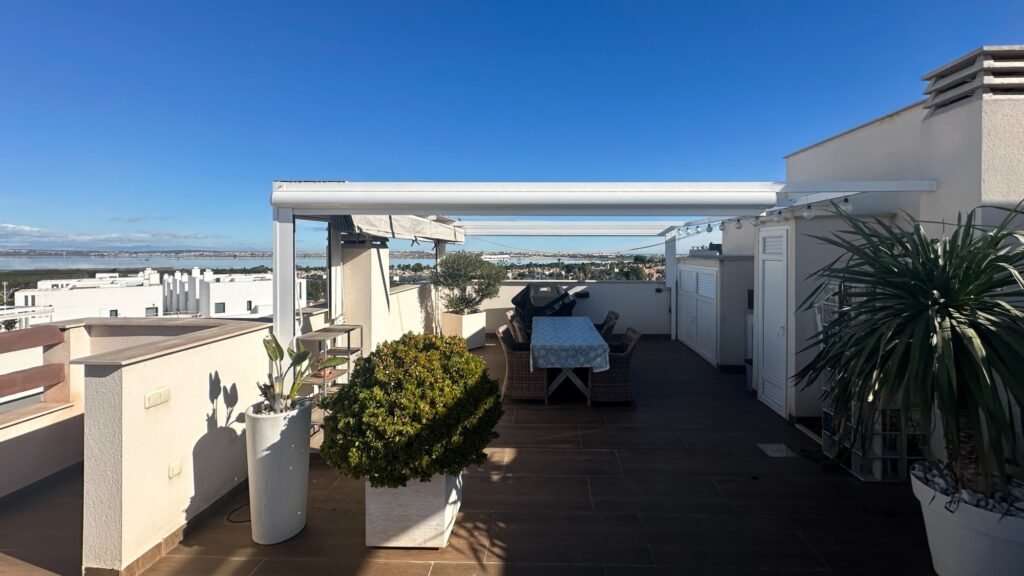 Ylimmän kerroksen bungalow omalla kattoterassilla Los Balconesissa