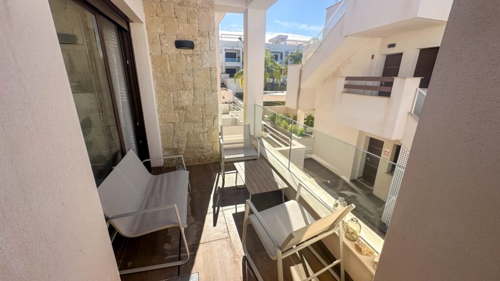 Ylimmän kerroksen bungalow omalla kattoterassilla Los Balconesissa