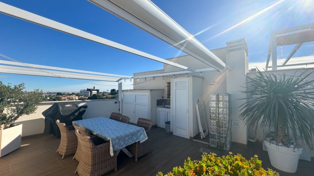 Ylimmän kerroksen bungalow omalla kattoterassilla Los Balconesissa