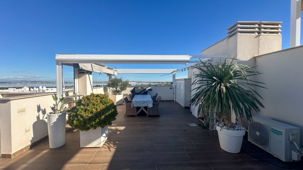 Ylimmän kerroksen bungalow omalla kattoterassilla Los Balconesissa