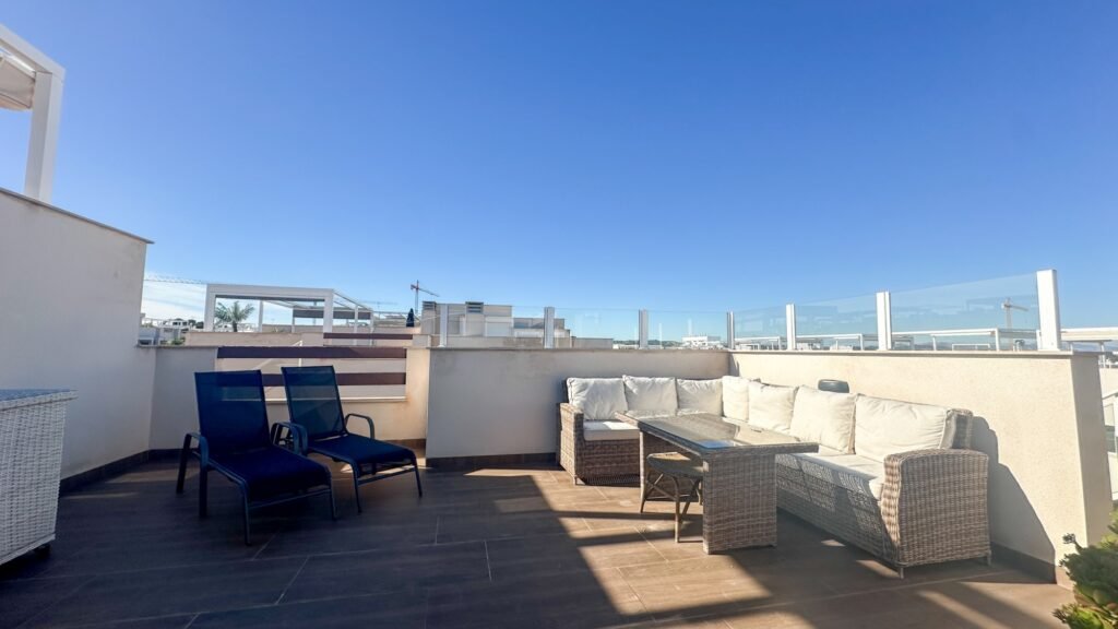 Ylimmän kerroksen bungalow omalla kattoterassilla Los Balconesissa